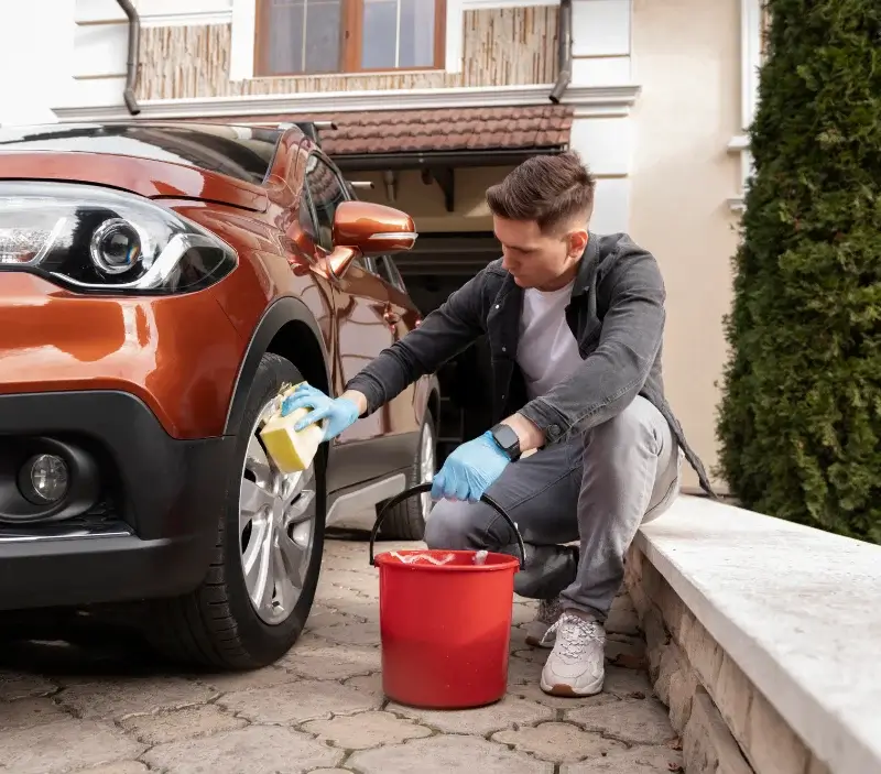 Lavage auto à domicile Corneilla-la-Rivière : professionnel intervenant sur un véhicule